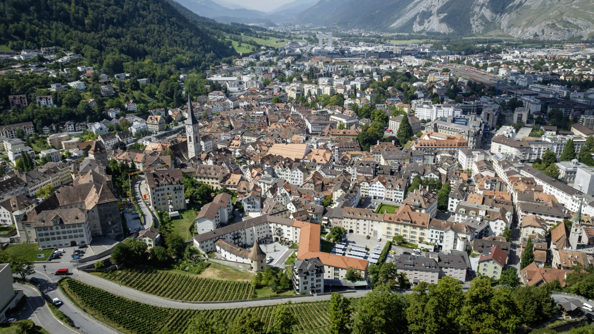 Luftaufnahme von Chur mit Altstadt und Martinskirche